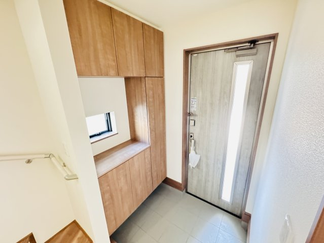 柏市南増尾３丁目新築戸建【土南部小学校：8分】の玄関|玄関ホール・容量たっぷりシューズボックス