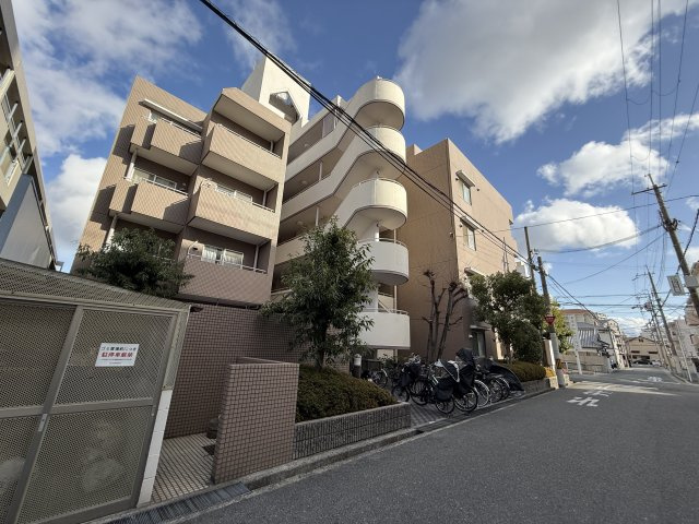 ロイヤルエスタ服部の外観