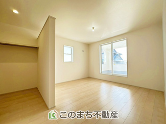 【洋室】 | LiveleGarden.S第5下野小金井　1号棟 | 陽光がふんだんに降り注ぐお部屋です。陽だまりの空間で、プライベートなお家時間も快適にお過ごしいただけます♪
