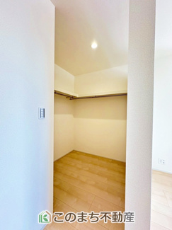 【収納】 | LiveleGarden.S第5下野小金井　1号棟 | オープンタイプのウォークインクローゼットで収納もたっぷり確保しています。大型荷物も収納できて便利ですね！
