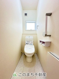 【トイレ】 | LiveleGarden.S第5下野小金井　1号棟 | 小窓から換気ができて清潔なトイレスペース☆温水洗浄便座搭載です！
