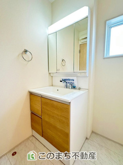 【独立洗面台】 | LiveleGarden.S第5下野小金井　1号棟 | 収納豊富な3面鏡の洗面台にはハンドシャワー完備です
