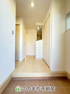 【玄関】 | LiveleGarden.S第5下野小金井　1号棟 | 大きなシューズボックスを完備しております！玄関スペースを有効に活用できますね！
