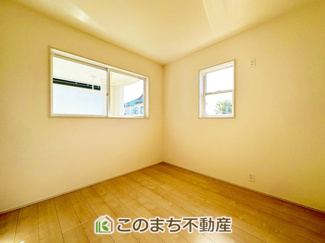 【洋室】 | LiveleGarden.S第5下野小金井　1号棟 | 居室のサッシにはペアガラスを採用しております。高い断熱性による省エネと結露対策に有効です。
