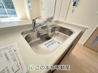 【設備】 | LiveleGarden.S第5下野小金井　1号棟 | ビルトイン型浄水器を内蔵したキッチン水栓。お米を研いだり、野菜を洗ったりするときなど用途に応じてワンタッチで浄水に切り替えが可能です。カートリッジ式なので、フィルターを簡単に交換する事が出来ます。
