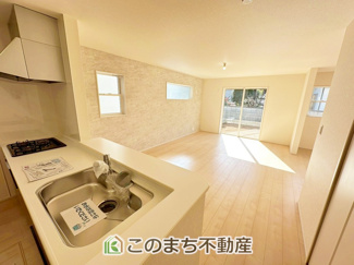 【居間・リビング】 | LiveleGarden.S第5下野小金井　1号棟 | 南側から暖かな日差しが差し込みます♪キッチンからリビングの様子がよく見渡せます☆
