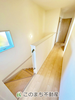 【内装】 | LiveleGarden.S第5下野小金井　1号棟 | 手すり付きで小さなお子様にも安心の階段スペースです☆
