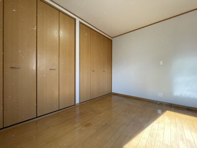 【洋室】 | 神領１丁目 | ２階洋室６帖（南側）
毎日の生活を少しでも快適に過ごして頂ける様、飽きの来ない雰囲気が大切です。