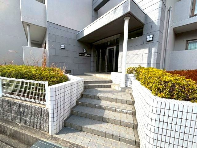 グランドメゾン津々山台のエントランス