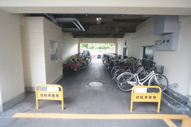 学園前ガーデンハイツの駐車場