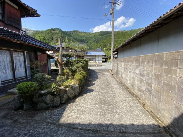 丹波市青垣町大稗の中古一戸建の前面道路含む現地写真