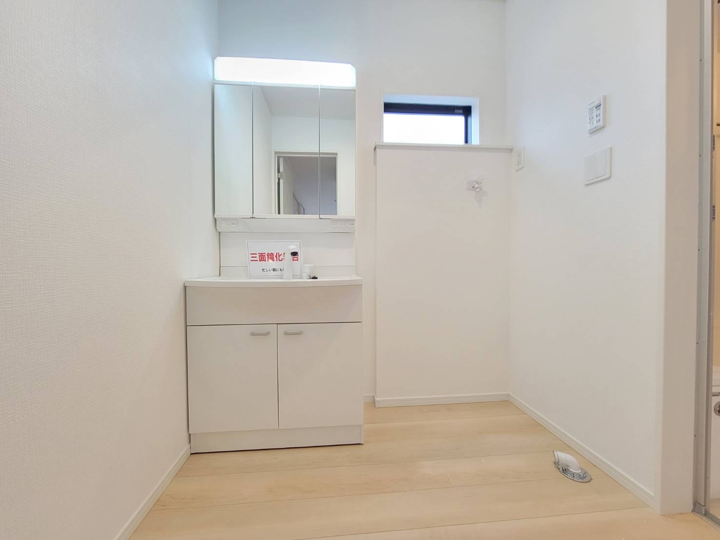 【Cradle garden】宇都宮市中岡本町 第10の独立洗面台|〇1号棟〇
お顔まわりのケアがしやすい三面鏡付き洗面台。
背面は収納スペースなので小物もすっきり片付き毎日気持ちよく使えます♪
※2026年2月撮影