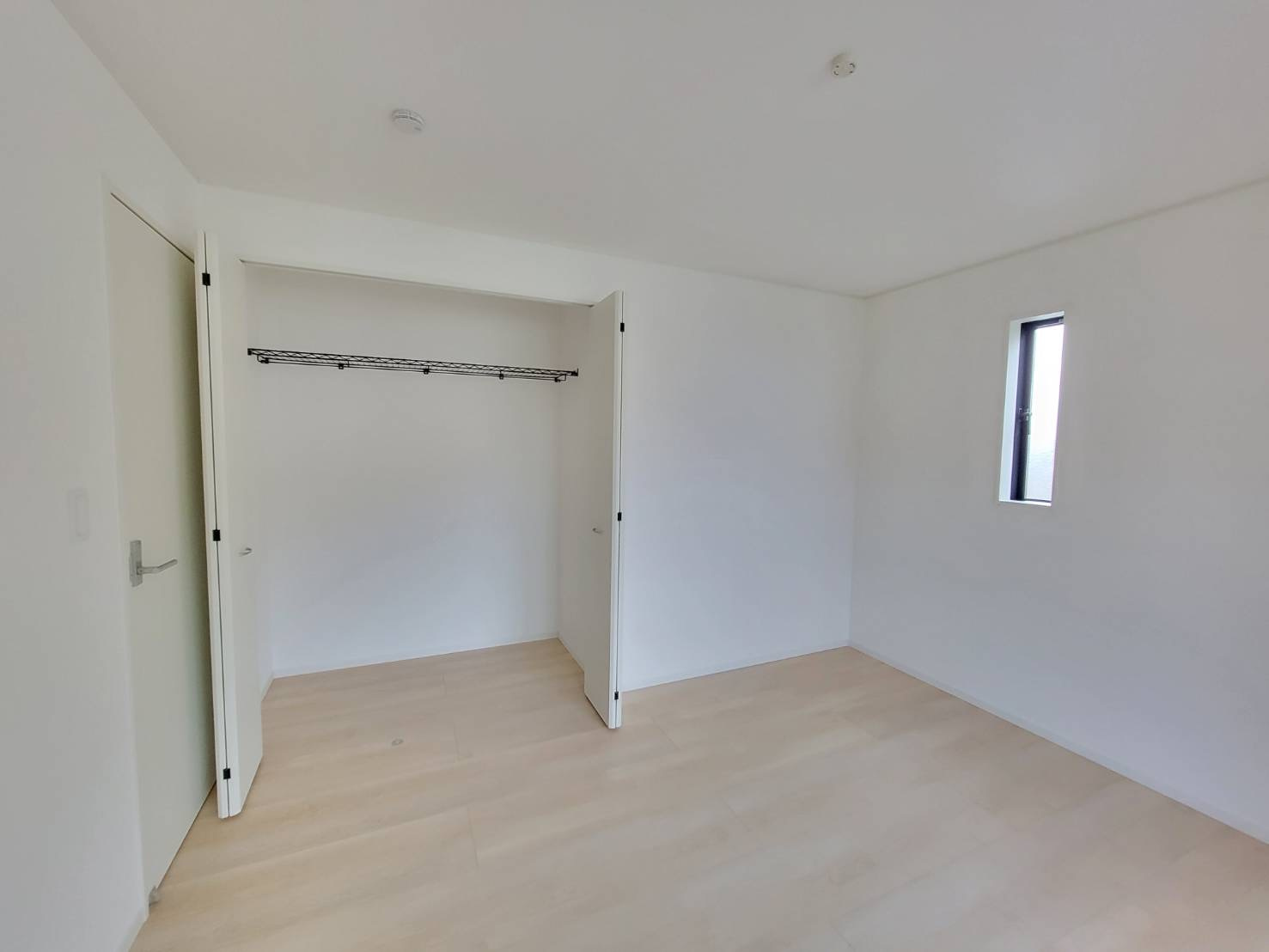 【Cradle garden】宇都宮市中岡本町 第10の洋室|〇1号棟 2F7帖洋室〇
大きめなベッドもラクラク設置可能なゆとりある洋室。
バルコニー付きなので、朝日を浴びて快適な1日を始められます！
※2026年2月撮影