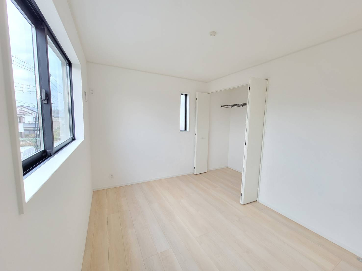 【Cradle garden】宇都宮市中岡本町 第10の洋室|〇1号棟 2F6帖洋室〇
ベッドと机を無理なく置ける、お子様用にちょうどいい広さのお部屋です。
自分だけの時間を大切にできて勉強にも集中できます。
※2026年2月撮影