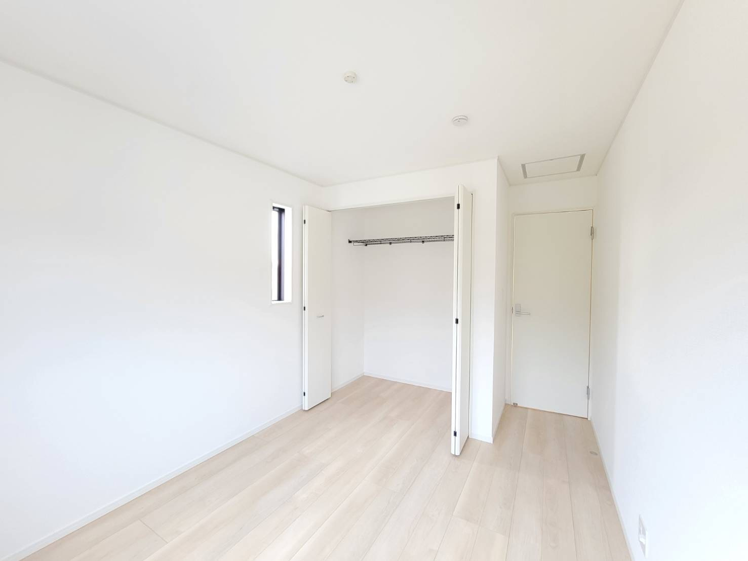 【Cradle garden】宇都宮市中岡本町 第10の洋室|〇1号棟 2F5.7帖洋室〇
コンパクトながらも使い勝手抜群な広さの洋室です。
家具の配置もしやすく、くつろぎ空間としても作業スペースとしても活躍します。
※2026年2月撮影