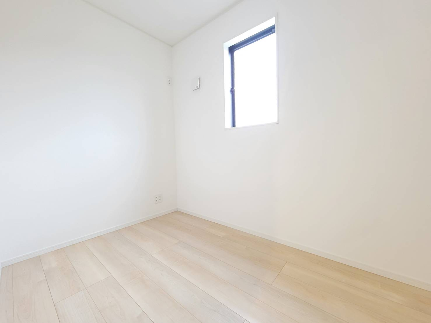 【Cradle garden】宇都宮市中岡本町 第10の洋室|〇1号棟 2F3帖テレワークルーム〇
テレワークに書斎に収納にとマルチに使えるちょうどいいサイズ感のお部屋です。
※2026年2月撮影