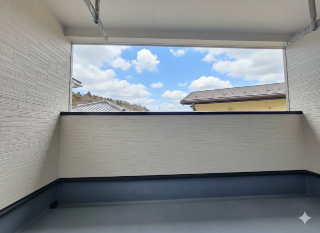 【Cradle garden】宇都宮市中岡本町 第10のバルコニー|〇1号棟 2Fバルコニー〇
天候に左右されにくいインナーバルコニーは、洗濯物干しはもちろん、趣味の空間としても大活躍♪
暮らしにゆとりを添えてくれる癒し空間です。
※2026年2月撮影