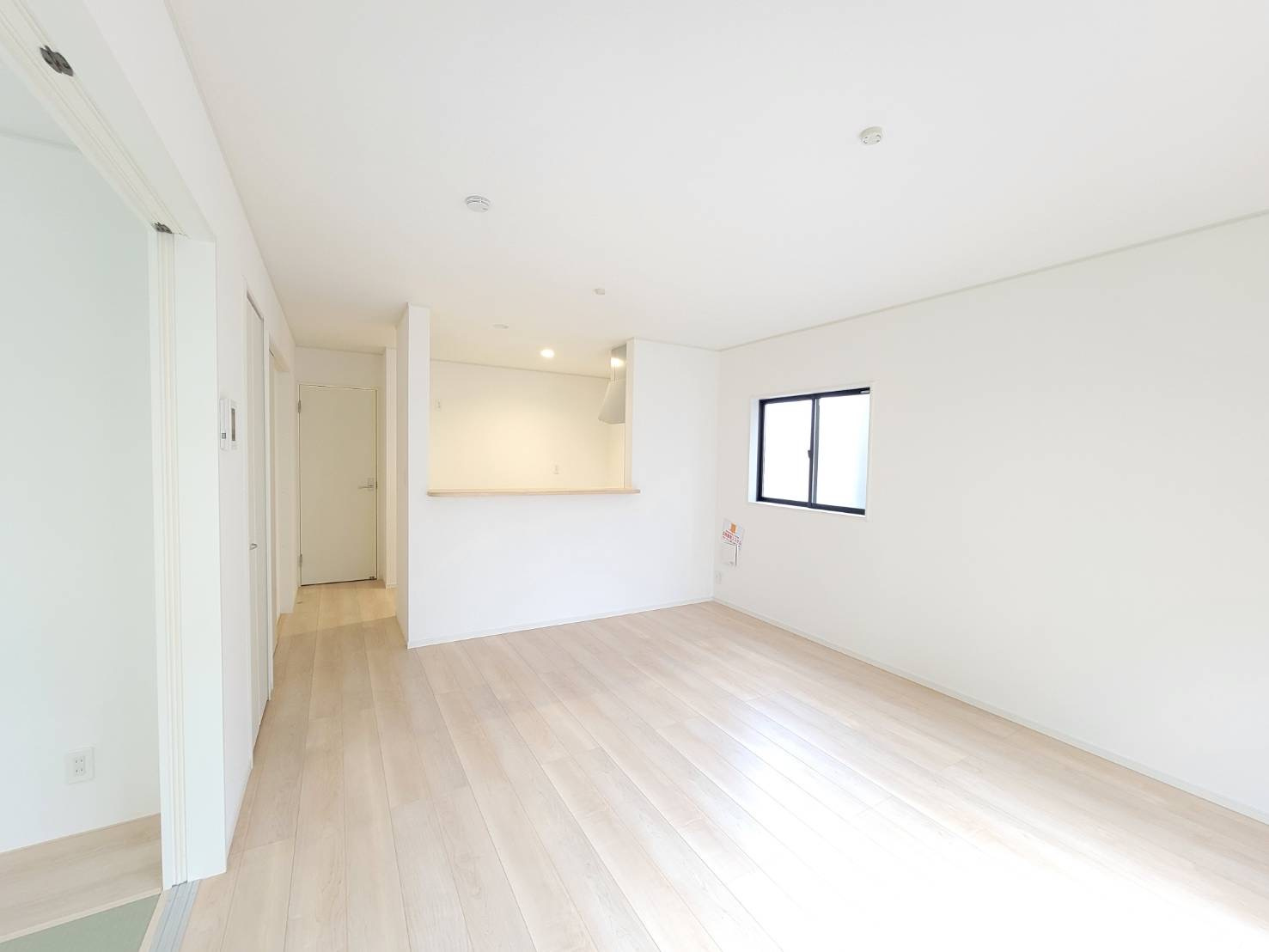 【Cradle garden】宇都宮市中岡本町 第10の居間・リビング|〇1号棟 1F15帖リビング〇
広いリビングは、開放感とくつろぎを兼ね備えています。自然と人が集まり、笑顔があふれる暮らしを実現します。
※2026年2月撮影