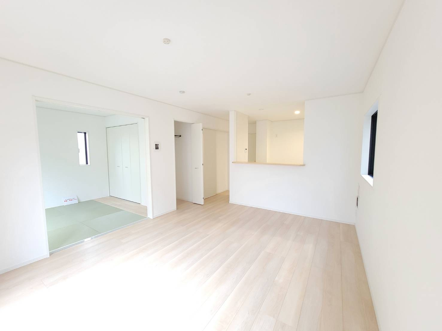 【Cradle garden】宇都宮市中岡本町 第10の居間・リビング|〇1号棟 1F15帖リビング〇
和室の仕切りを開放すればLDKと合わせて広々スペースに早変わり！和のテイストをプラスした癒しの空間になります。
※2026年2月撮影