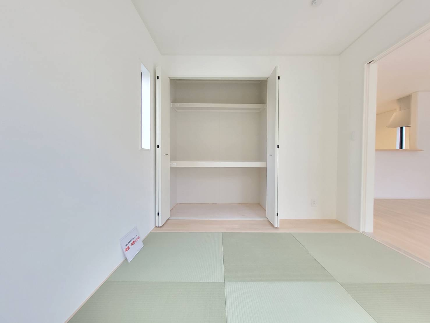 【Cradle garden】宇都宮市中岡本町 第10の和室|〇1号棟 1F5.2帖和室〇
畳のぬくもりに包まれる、心安らぐ和室空間。昼寝も来客も、ほっと一息つける場所として、暮らしに癒しを添えてくれます。
※2026年2月撮影