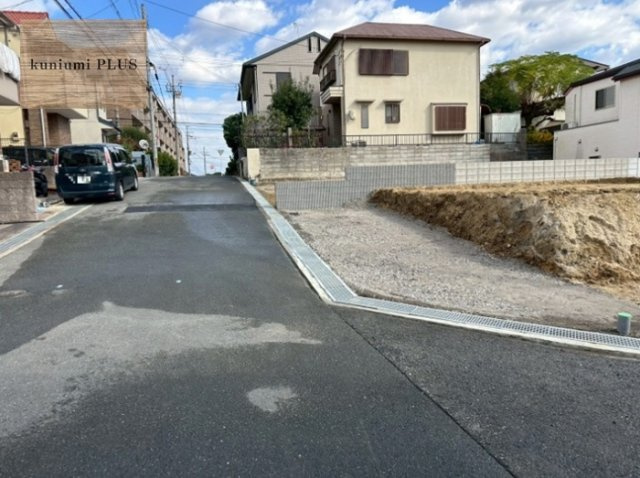 枚方市香里ケ丘8丁目　2号棟の前面道路含む現地写真