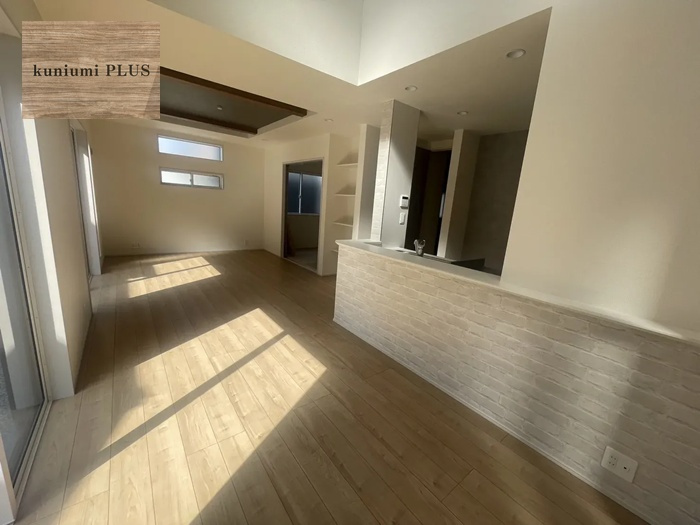 枚方市香里ケ丘8丁目　1号棟の前面道路含む現地写真