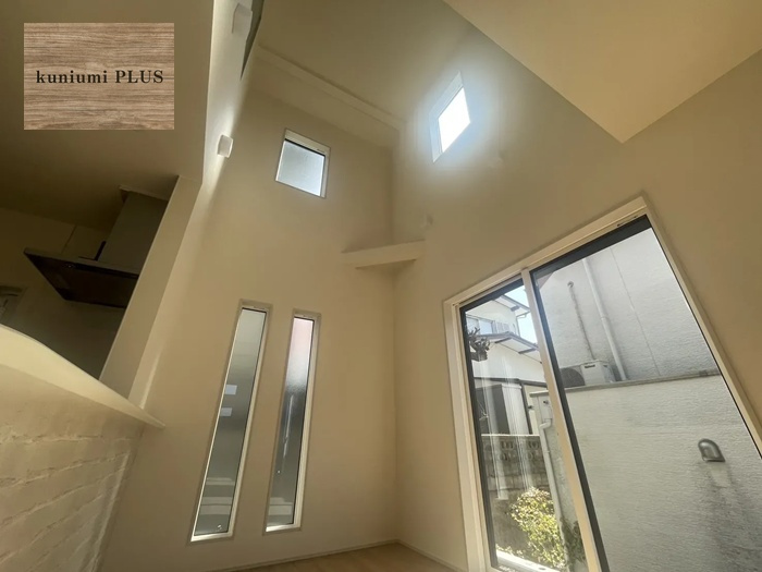 枚方市香里ケ丘8丁目　1号棟の前面道路含む現地写真