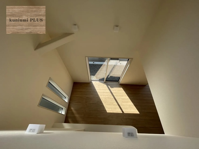 枚方市香里ケ丘8丁目　1号棟の前面道路含む現地写真