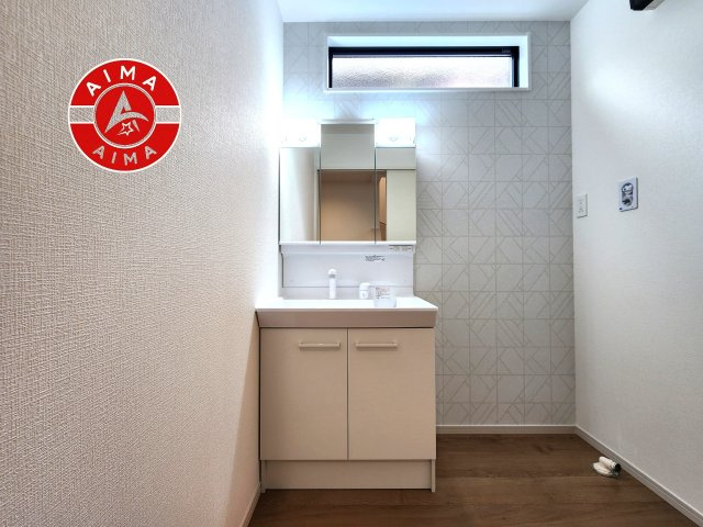福岡市南区長住1丁目第2-4棟（1号棟）の独立洗面台|毎日使うものだから清潔な空間を保ちたい水回り。洗面にはそんな願いを解消させてくれる収納アイデアが満載です。三面鏡の裏側にはキャビネットが現れ小物から背の高い物まで収納できます。
