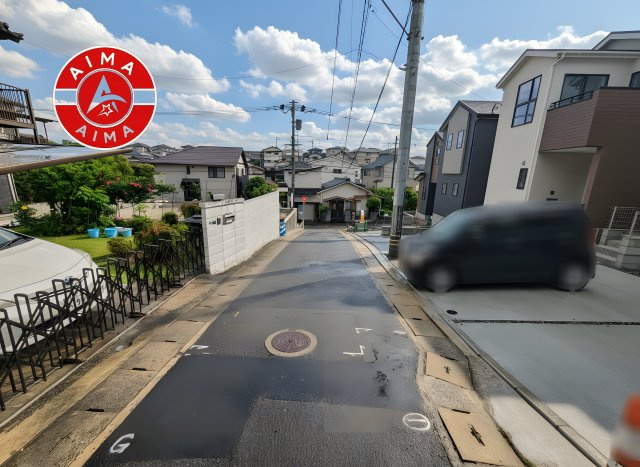 福岡市南区長住1丁目第2-4棟（1号棟）の前面道路含む現地写真|前面道路は閑静な住宅地をはしる車通りの少ない道路。お車の出し入れが苦手なママや小さなお子様にも安心ですね。しっかり舗装もされているので、ベビーカーや自転車で通っても快適に通行できます。