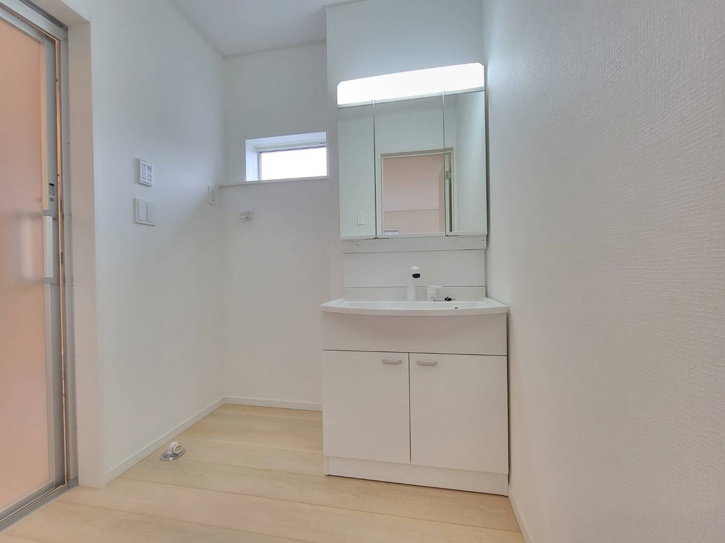 【Cradle garden】宇都宮市中岡本町 第10の独立洗面台|〇2号棟 洗面スペース〇
毎日の身支度を気持ちよく始めさせてくれるスタイリッシュな三面鏡♪
背面収納で歯ブラシや化粧品を隠して収納でき、生活感を抑えた美しい空間をキープできます。
※2026年2月撮影