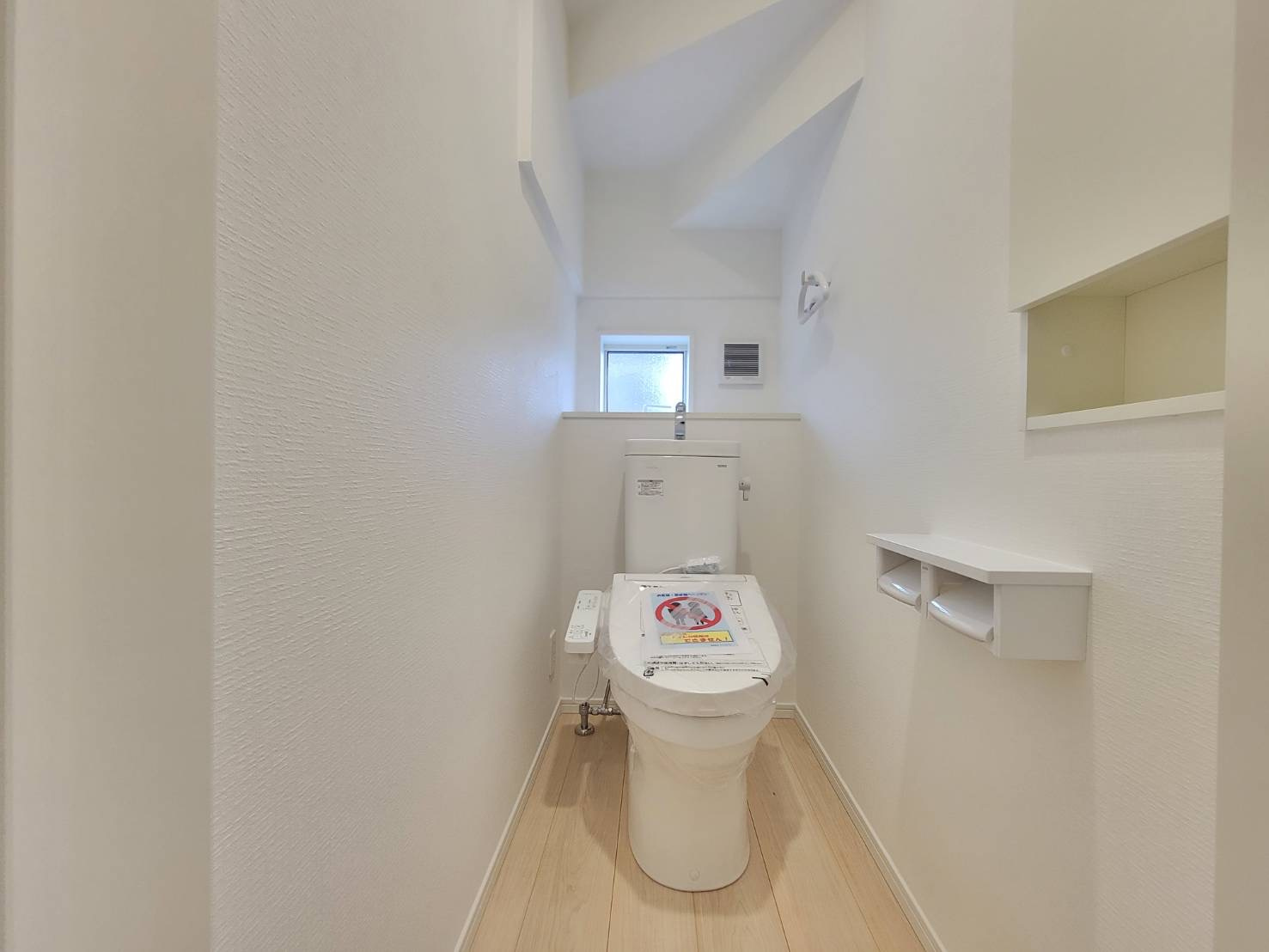 【Cradle garden】宇都宮市中岡本町 第10のトイレ|〇2号棟　トイレ〇
ニッチ収納＆タオル掛け付きトイレ。ご家族様の多いご家庭でも安心の、２階建てプランはもちろん、トイレ２ヵ所付きです！ふたは自動開閉式◎
※2026年2月撮影