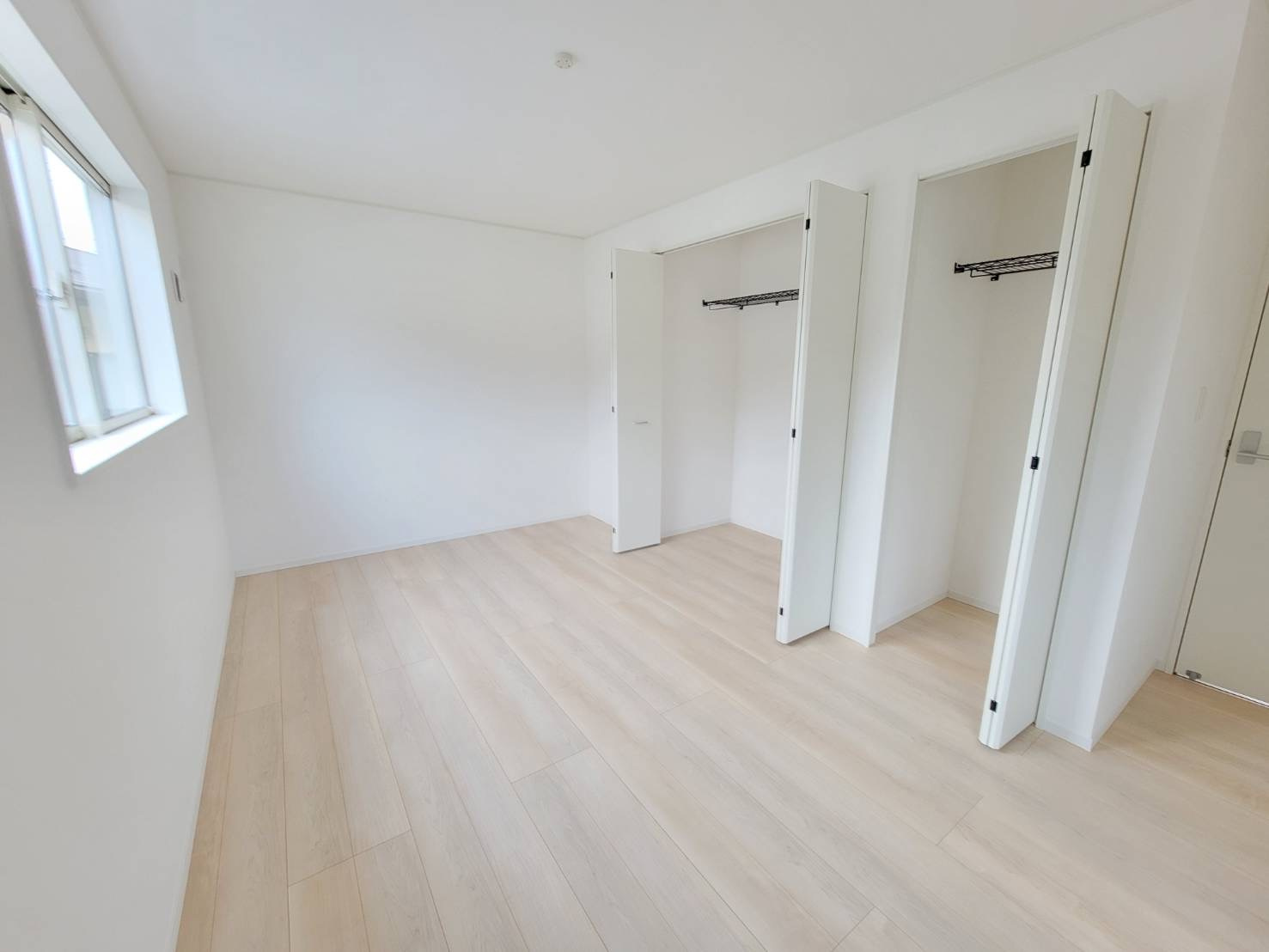 【Cradle garden】宇都宮市中岡本町 第10の洋室|〇2号棟　2F洋室8帖〇
バルコニー面するクローゼット付き主寝室。
ゆったりとくつろぐことのできる寝室で家事やお仕事で疲れた体が癒されます♪
※2026年2月撮影