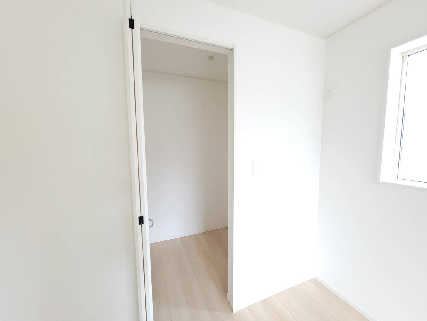 【Cradle garden】宇都宮市中岡本町 第10の収納|〇2号棟　2F洋室6帖〇
洋服もバッグもまとめて収納できるウォークインクローゼット。見渡せるから選びやすく、毎日のコーディネートがもっと楽しくなります。
※2026年2月撮影