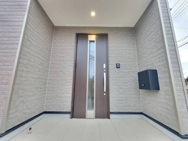 【Cradle garden】宇都宮市中岡本町 第10の玄関|〇1号棟　玄関ポーチ〇
雨の日でも安心な屋根付き、人感センサー照明付き玄関ポーチ。宅配ボックス、TVモニター付きインターフォン、防犯カメラも標準装備です。
※2026年2月撮影