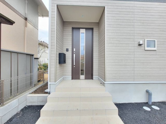 【Cradle garden】宇都宮市中岡本町 第10の玄関|〇2号棟 玄関エントランス〇
奥行きのあるアプローチがある事で雨に日でもぬれずに傘の準備が出来ます！
※2026年2月撮影