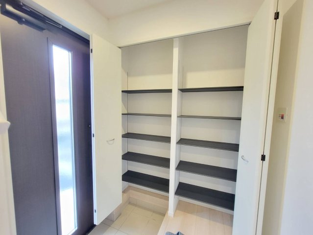 【Cradle garden】宇都宮市中岡本町 第10の玄関|〇2号棟　玄関収納〇
高さ調節自由な可動棚付きシューズクローク完備♪玄関はいつでもすっきり広々です。
※2026年2月撮影