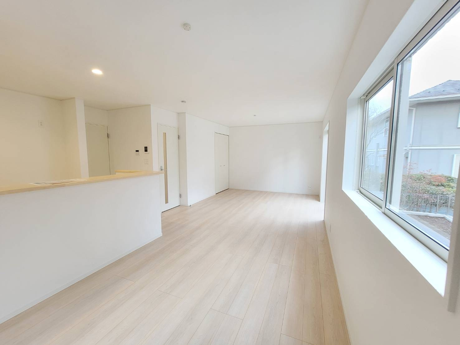 【Cradle garden】宇都宮市中岡本町 第10の居間・リビング|〇2号棟　LDK18.6帖〇
広々リビングは清潔感に溢れるホワイトで統一されており、太陽の光を反射し、いつも室内を明るく保つことができます。ぜひ現地でご体感ください♪
※2026年2月撮影