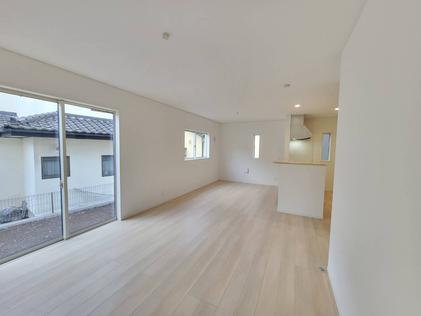 【Cradle garden】宇都宮市中岡本町 第10の居間・リビング|〇2号棟　LDK18.6帖〇
大画面TVの設置場所にも困らない、インテリアプランが考えやすい広々リビング。
家族団らんの時間も増えそうです！
※2026年2月撮影