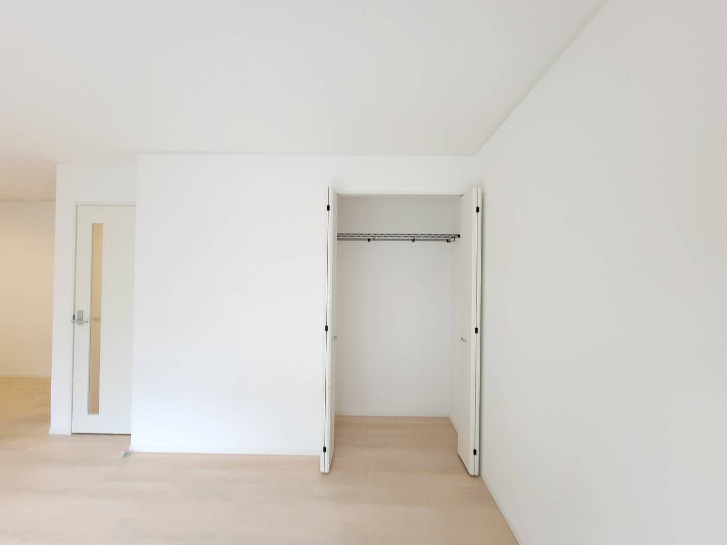 【Cradle garden】宇都宮市中岡本町 第10の収納|〇2号棟　LDK18.6帖〇
リビングにも収納があるので、お子様のおもちゃや新聞・雑誌などしまえて常にスッキリとした状態を保てます！
※2026年2月撮影