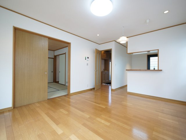 津高戸建の居間・リビング