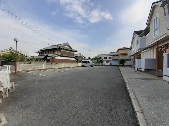 クレストール真美の駐車場