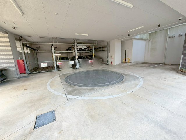 ローレルコート西大寺南町の駐車場