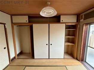 押入れは季節の衣類、寝具などを収納できます。伝統的な美しさと実用性が融合し、収納物を保護する調湿・換気効果があります。使い方によっては書類や小物なども効果的に整理でき空間を有効活用できます。
