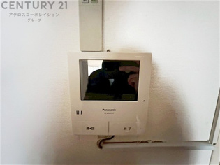 訪問者が来たときにテレビ画面で確認できるため、安心してドアを開けられます。録画機能があるものもあり、留守中に来訪者を記録しておくことができます。利便性が高く、セキュリティ面でも安心です。