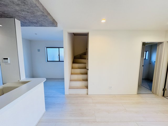 柏市しいの木台４丁目新築戸建【高柳西小学校：6分】の居間・リビング|家族の顔が見えるリビングイン階段