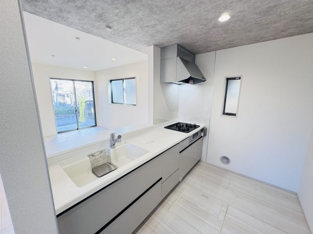 柏市しいの木台４丁目新築戸建【高柳西小学校：6分】のキッチン|広々システムキッチン・シンクの水栓には浄水器がついてます！