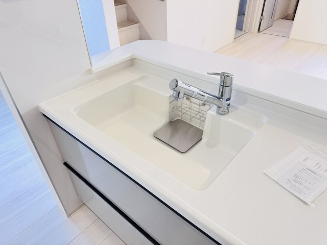 柏市しいの木台４丁目新築戸建【高柳西小学校：6分】のキッチン|お手入れしやすいハイマーブルシンク採用♪