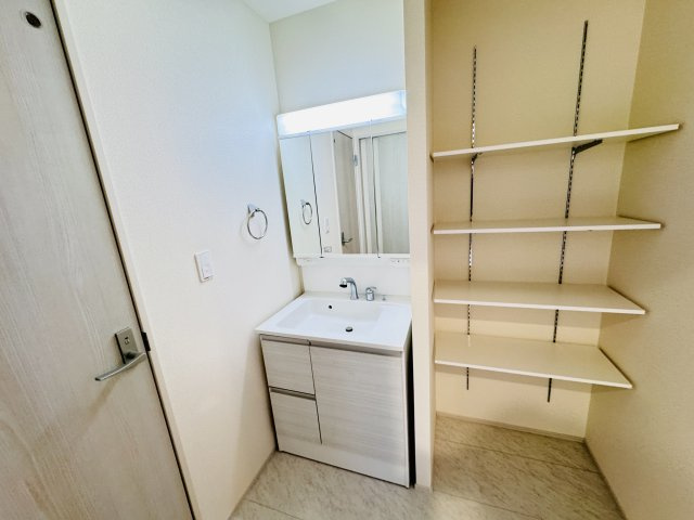 柏市しいの木台４丁目新築戸建【高柳西小学校：6分】の独立洗面台|シャワーヘッド付き三面鏡洗面化粧台