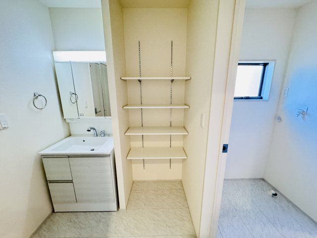 柏市しいの木台４丁目新築戸建【高柳西小学校：6分】の脱衣所|脱衣所収納スペース・可動棚